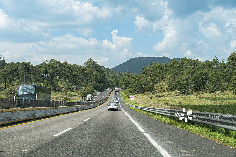 从特波茨兰到墨西哥城的道路，蓝天上飘着柔软的白云图片素材