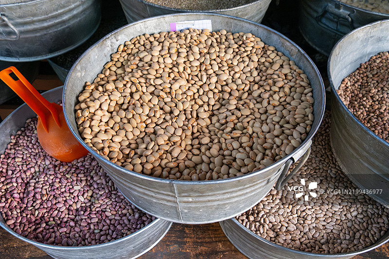 在墨西哥特波茨特兰市场出售的不同类型的谷物图片素材