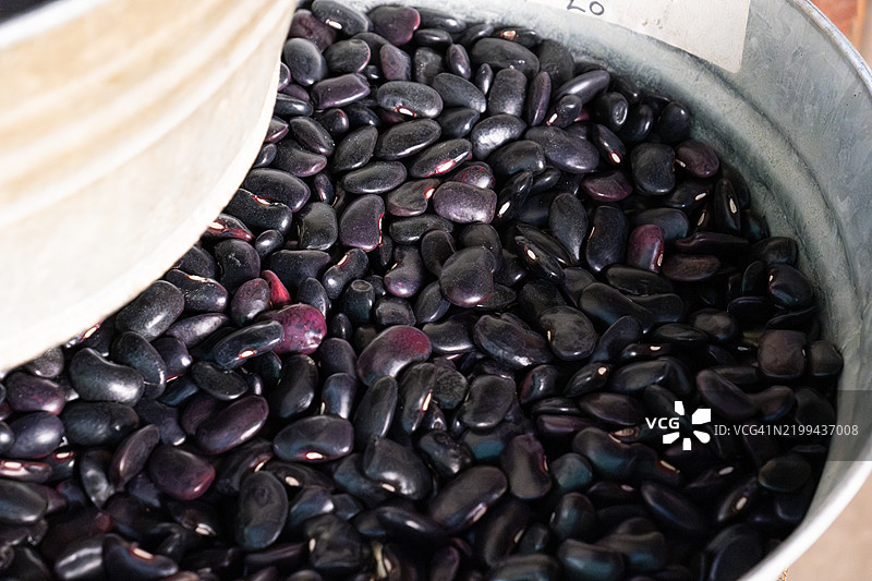 在墨西哥特波茨兰市场出售的黑豆图片素材