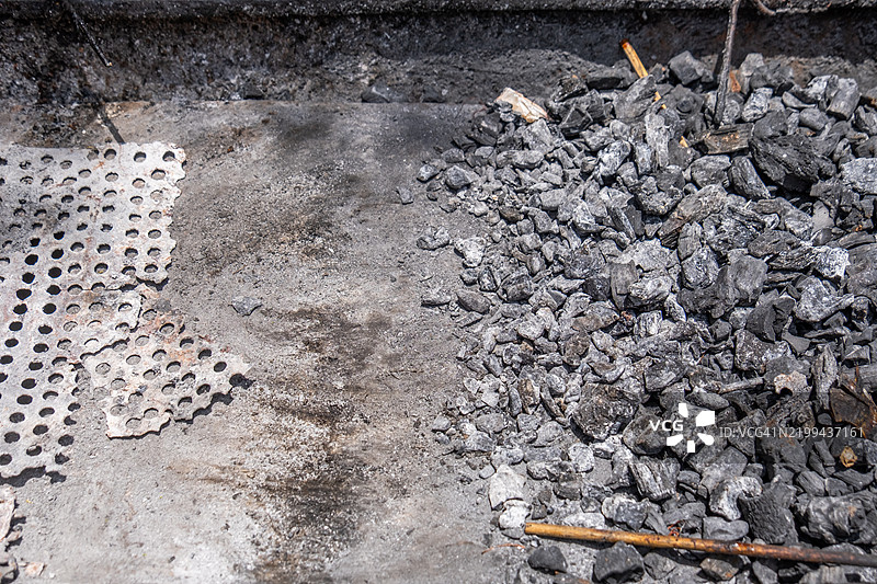 烧焦的余烬，剩余的烧焦煤块用于准备餐食图片素材