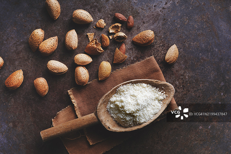 旧木勺中的杏仁粉图片素材