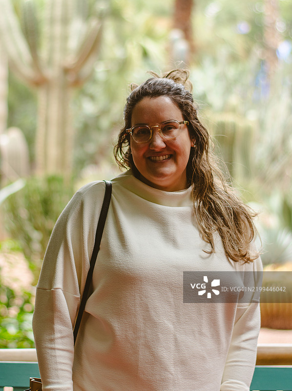 在马拉喀什公园里的女人图片素材