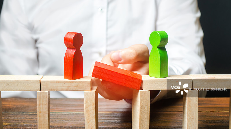 一名男子在对立的双方之间建立联系，担任仲裁者和调解人，搭建桥梁，寻求争端中的妥协与冲突的和解，进行商业网络交流，作为谈判平台。图片素材