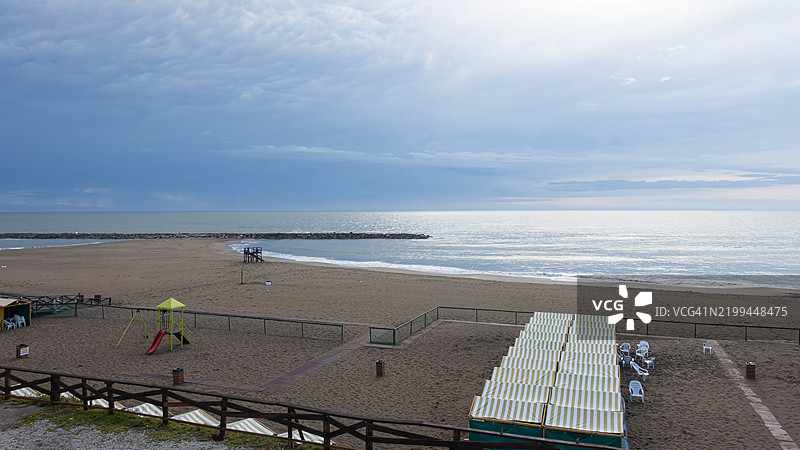 海滩和天空的高角度视图图片素材