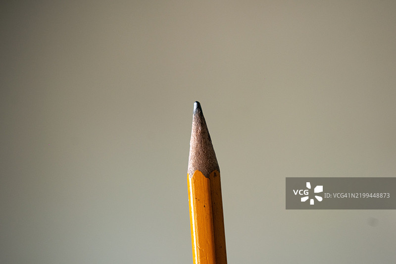 铅笔靠在墙上的特写镜头图片素材