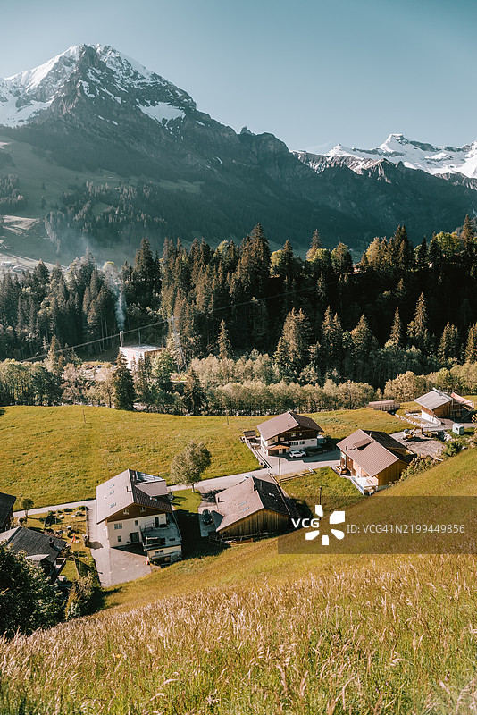 阿德尔博登，瑞士，田野和房屋的美丽景色与天空相映成趣图片素材