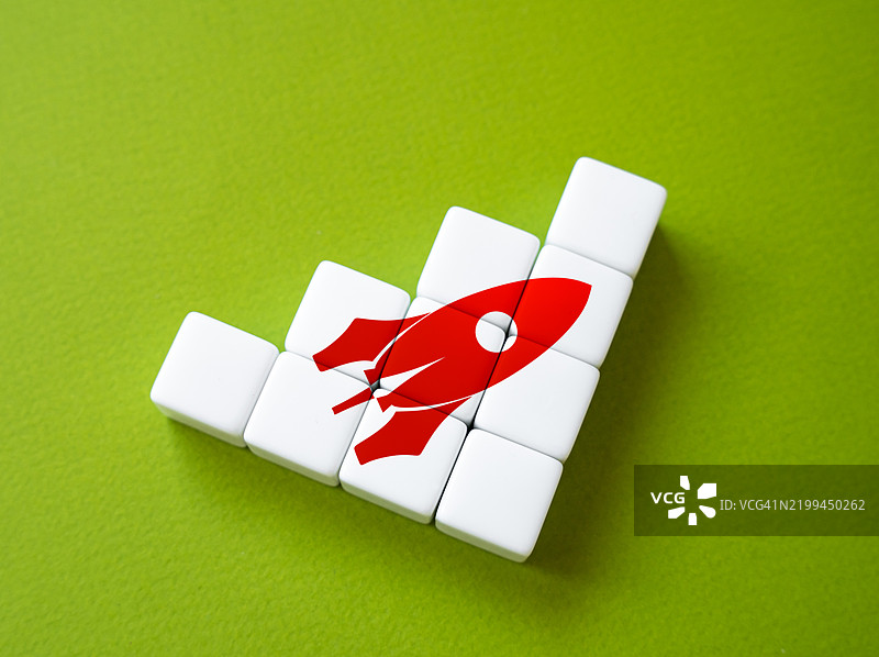 火箭与进步的步骤 创业概念 筹集资金与寻找融资 路线图、工作阶段、行动计划 寻找项目投资 太空竞赛图片素材