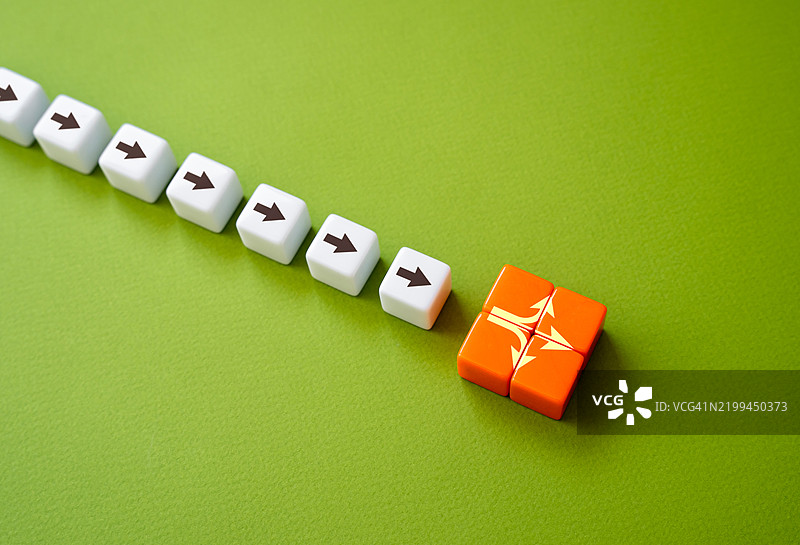 在岔路口选择前进的方向 规划与预测 获得选择的自由 评估前景 决定你的未来图片素材