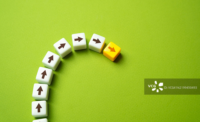 上升和下降箭头图表 突然转折 意外更新 达到高峰后逐渐下降 改变方向图片素材