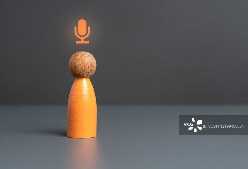 作为演讲者，向公众表达你的想法和观点，进行沟通和公告，参与社交网络活动，撰写评论和评价。图片素材