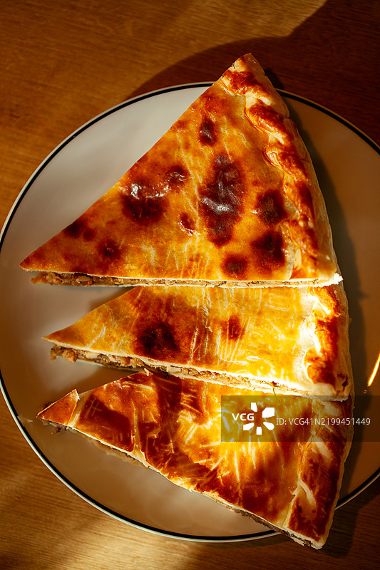 盘子上的俄罗斯肉饼切片图片素材