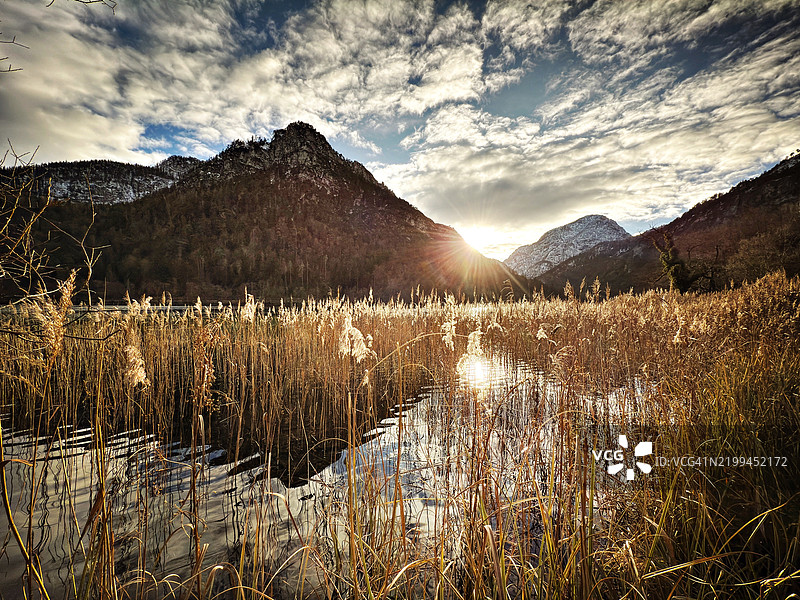 德国巴伐利亚州巴德赖兴哈尔的湖泊美景与天空相映。图片素材