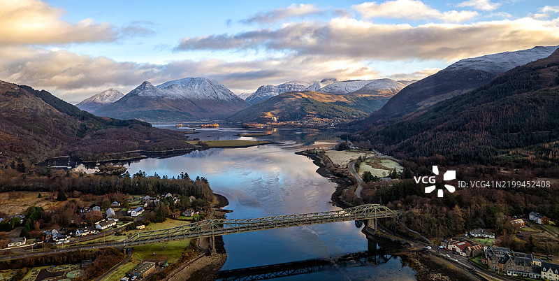 湖泊与山脉的美丽景色，背景是天空，巴拉赫卢什，英国图片素材