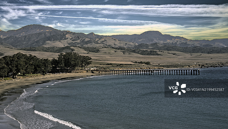 加利福尼亚州圣西门的山脉与天空相映衬的河流美景图片素材