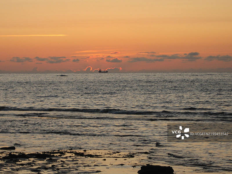 日落时分海面与天空的美丽景色图片素材