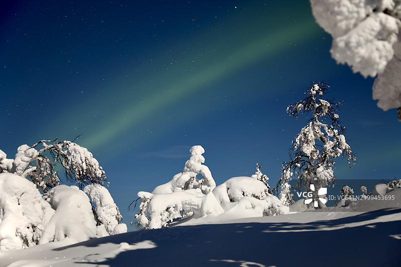 夜空下，芬兰拉普兰雪山的低角度视图图片素材