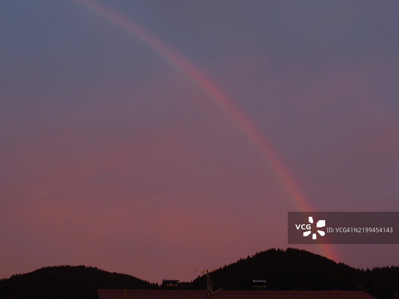 日落时分天空中彩虹的美丽景色图片素材