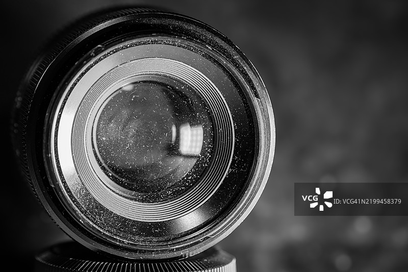 桌子上的摄影光学器材，背景昏暗且布满灰尘图片素材