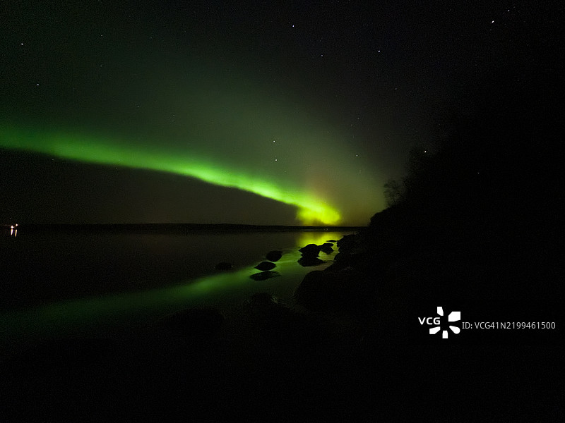 北方湖泊上的极光图片素材
