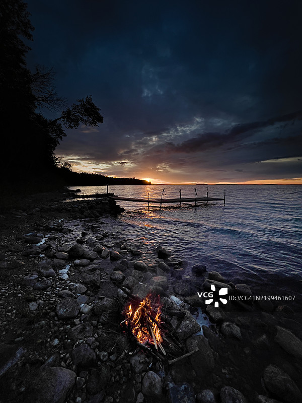 夏季湖边的傍晚篝火图片素材