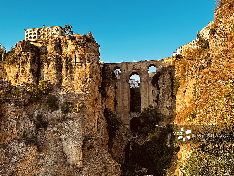 西班牙清澈天空下的古老遗迹低角度视图图片素材