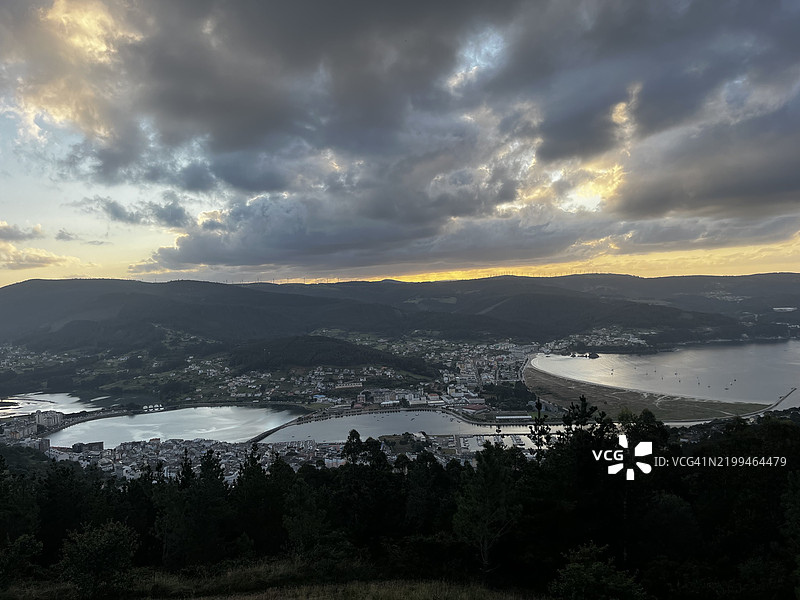 日落时分，西班牙卢戈维韦罗的河流与天空的高角度视图图片素材