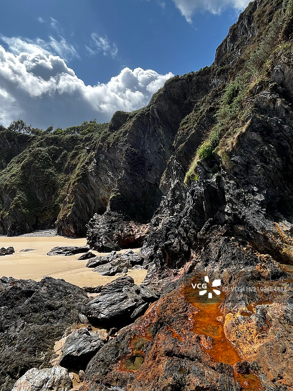 西班牙卢戈维塞多的岩石山脉美景与天空相映成趣图片素材