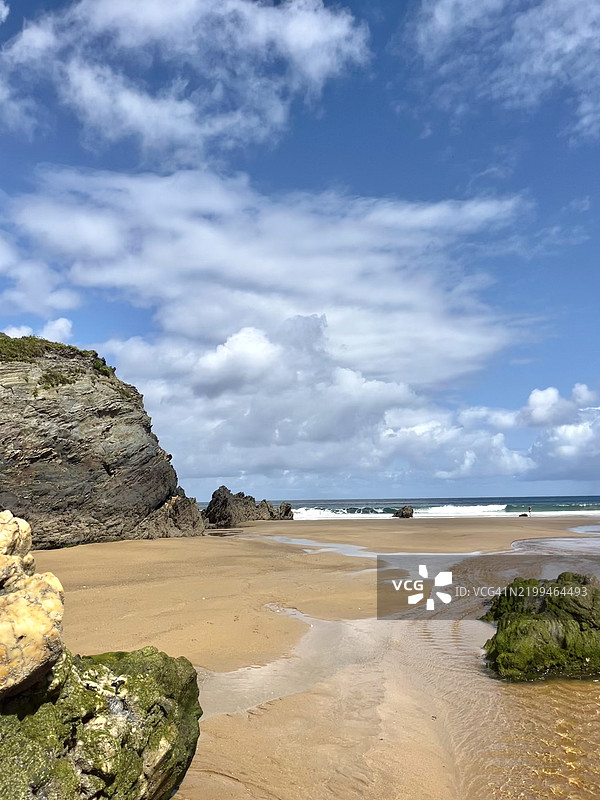 西班牙卢戈省维塞多的海滩美景与天空相映成趣图片素材