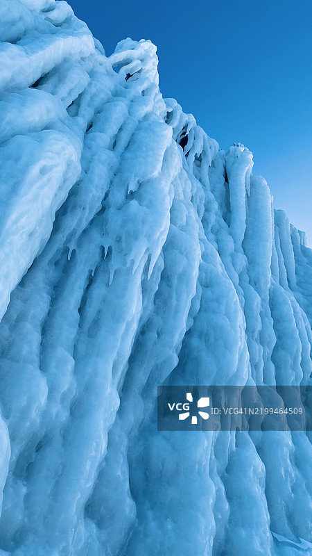 低角度视图下的冰冻景象与天空相映成趣图片素材