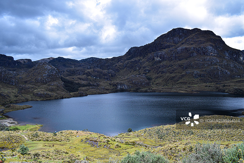 湖泊与山脉在天空下的美丽景色，库恩卡，阿斯瓦伊，厄瓜多尔图片素材