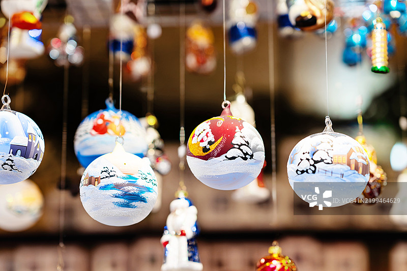 圣诞市场摊位上悬挂的圣诞树装饰球，节日气氛浓厚图片素材