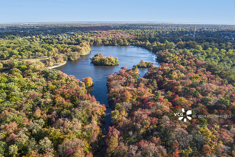 高角度俯瞰贝尔蒙特州立公园长岛的海边树木与天空，贝尔蒙特湖州立公园，美国图片素材