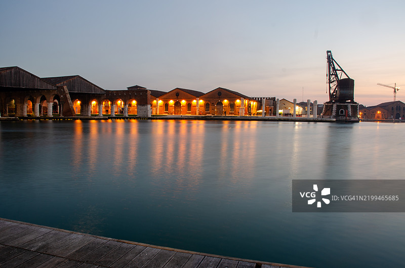 水边的灯光璀璨城市景观图片素材