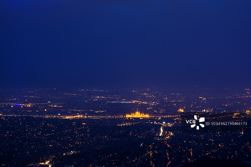 夜幕下的布达佩斯，黄灯闪烁，鸟瞰图，留白空间图片素材
