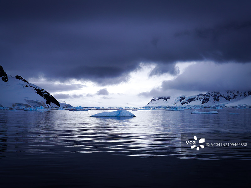 冰冻海面与天空的美丽景色图片素材