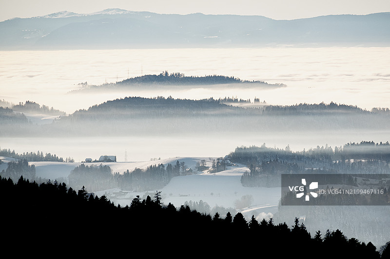雾海中的岛屿图片素材