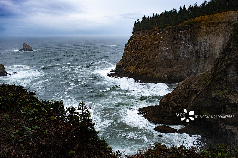 俄勒冈州蒂拉穆克县的海洋与天空的美丽景色图片素材