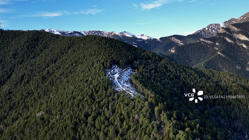 安道尔拉马萨纳的山脉与天空的美丽景色图片素材