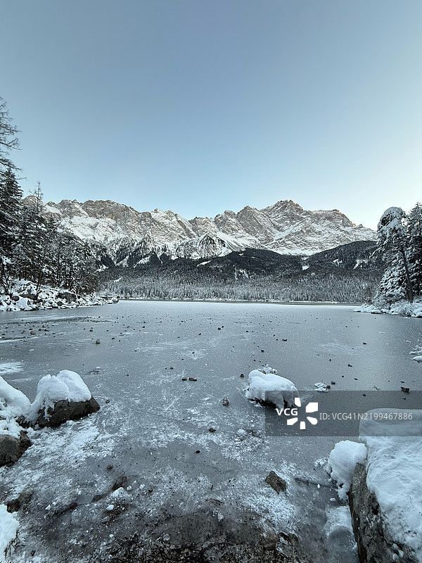 雪山在晴朗天空下的美丽景色图片素材