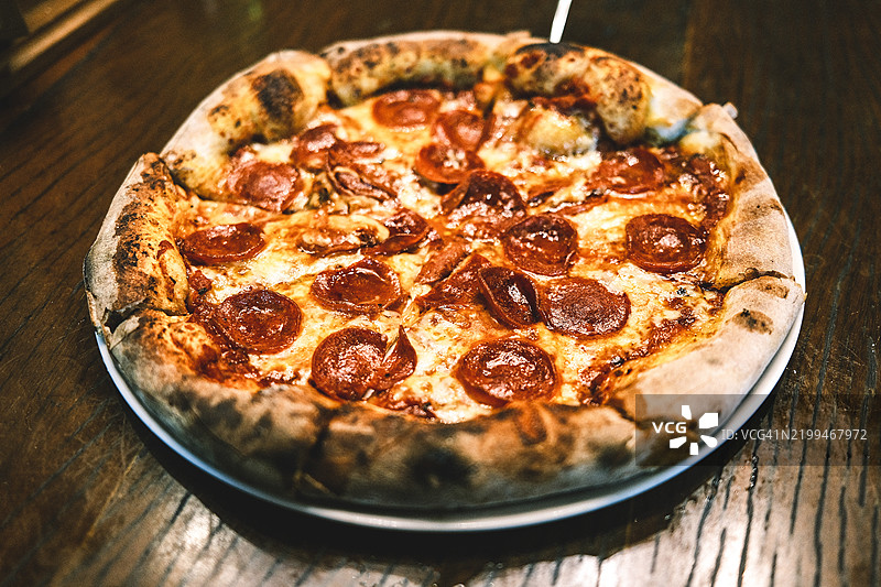 桌子上的披萨特写，菲律宾图片素材