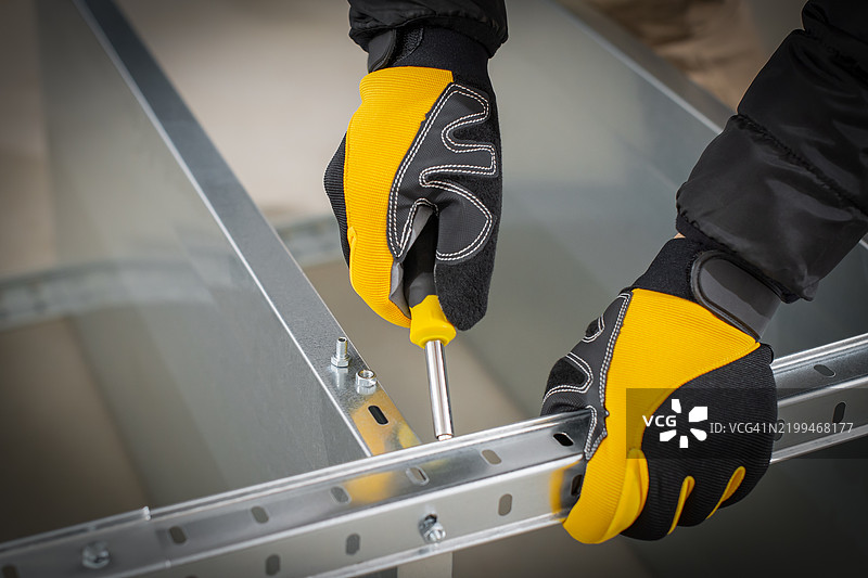 工人手握设备的特写图片素材