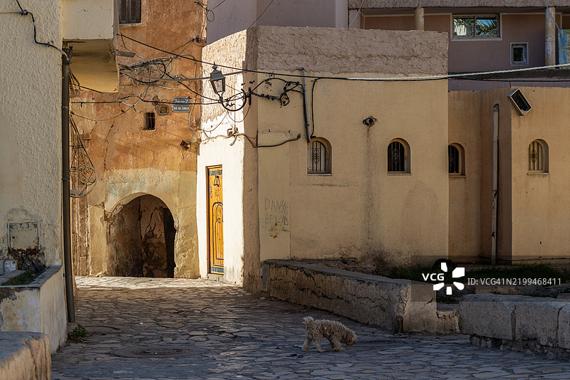 在加夫萨的街道上冬季散步图片素材
