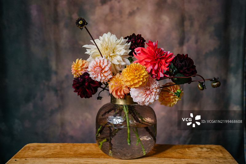 大型秋季花束，包含大丽花和紫菀花图片素材