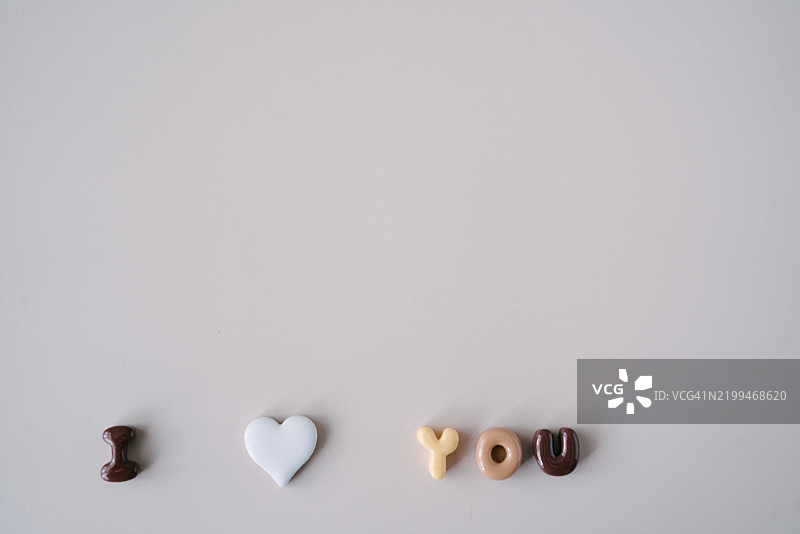 爱你手势字母排列，灰色背景，留白空间图片素材