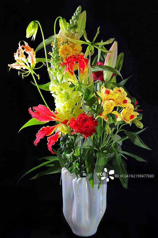 将花朵放入白色玻璃花瓶中图片素材