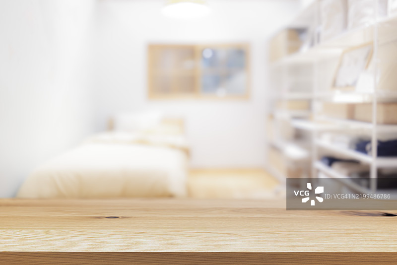 模糊的抽象儿童房间和木桌图片素材