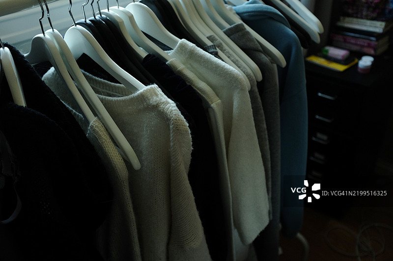 一排挂着的衣服图片素材