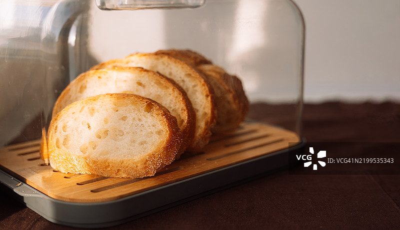 装有白色自制面包的面包箱图片素材