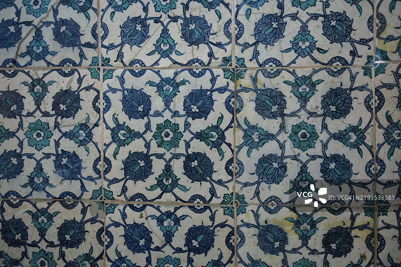 奥斯曼风格的手工土耳其瓷砖，带有花卉图案。图片素材