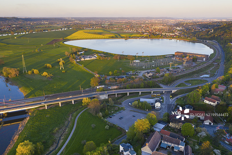 前视图显示了前尼德瓦尔塔抽水蓄能电站的水库及其建筑,背景是德累斯顿和易北河谷,萨克森州,德国,欧洲图片素材
